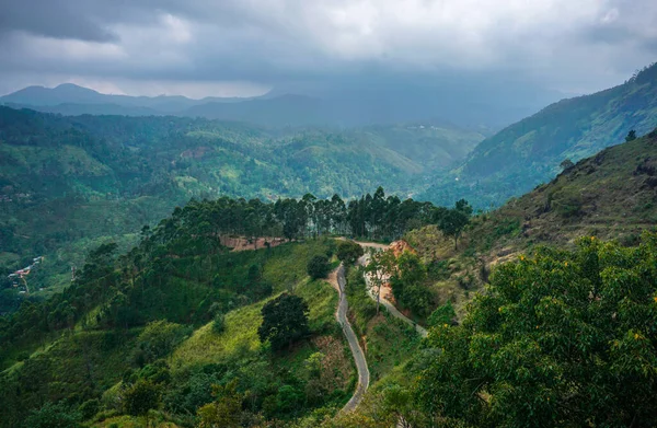 Vista Cima Para Montanhas Verdes Caminho Fumaça Nuvens Cinzentas Aldeia — Fotografia de Stock