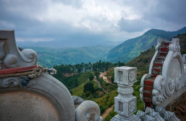 Vista Cima Parede Templo Budista Para Montanhas Verdes Caminho Plantação — Fotografia de Stock