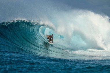 Mükemmel mavi akuamarin dalgası, boş sıra, sörf için mükemmel, temiz su, Maldivler adasına yakın Hint Okyanusu Thulusdhoo, sudan