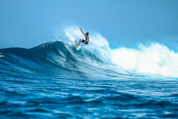 Surfer Auf Perfekter Blauer Aquamarinwelle Leere Schlange Perfekt Zum Surfen — Stockfoto