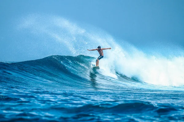 Surfer Auf Perfekter Blauer Aquamarinwelle Leere Schlange Perfekt Zum Surfen — Stockfoto