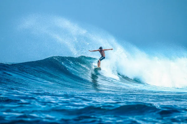 Surfer Doskonałej Niebieskiej Fali Akwamarynowej Pusty Line Idealny Surfowania Czysta — Zdjęcie stockowe