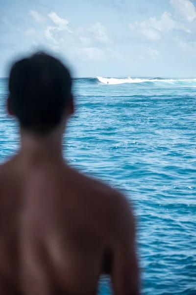 Vista Dal Retro Uomo Surfista Guardando Onde Perfette Blu Cielo — Foto Stock