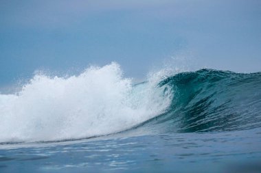 Aquamarine dalgaları, Hint Okyanusu 'nda boş bir sıra ile sörf yerinde