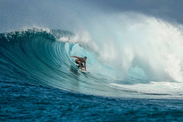 Portret Przystojnego Mężczyzny Białymi Zębami Uśmiech Niebieskie Oczy Surfer Niebieski — Zdjęcie stockowe