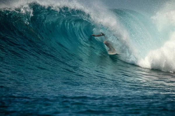 Portret Przystojnego Mężczyzny Białymi Zębami Uśmiech Niebieskie Oczy Surfer Niebieski — Zdjęcie stockowe