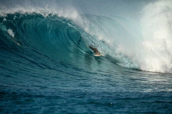 Portret Przystojnego Mężczyzny Białymi Zębami Uśmiech Niebieskie Oczy Surfer Niebieski — Zdjęcie stockowe