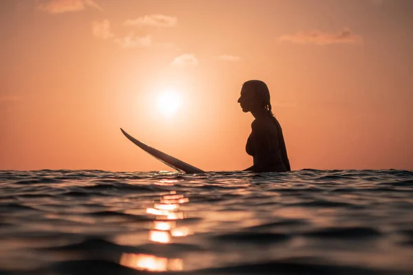 Retrato Del Agua Chica Surfista Con Hermoso Cuerpo Tabla Surf — Foto de Stock