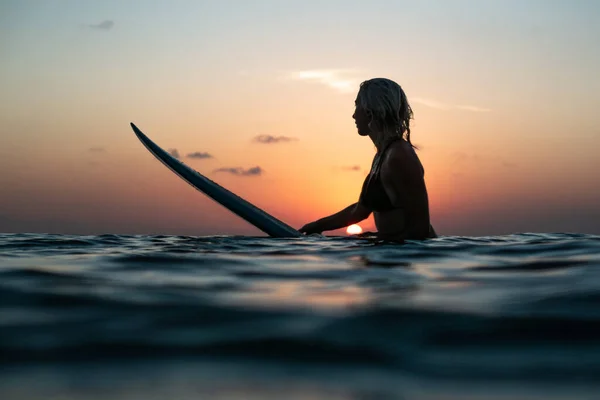 Πορτρέτο Από Νερό Του Surfer Κορίτσι Όμορφο Σώμα Για Ιστιοσανίδα — Φωτογραφία Αρχείου