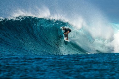 Mükemmel mavi dalgada sörfçü, fıçıda temiz su, Hint Okyanusu Maldivler adasına yakın Thulusdhoo
