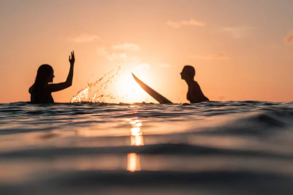 Retrato Del Agua Dos Chicas Surfistas Con Hermosos Cuerpos Tablas — Foto de Stock