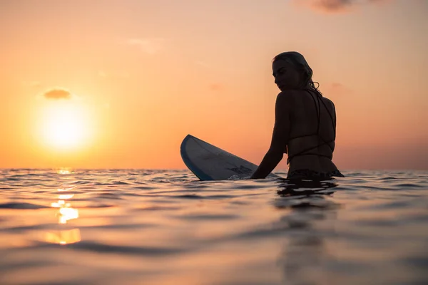 Portrait Aus Dem Wasser Von Surfermädchen Mit Wunderschönem Körper Auf — Stockfoto