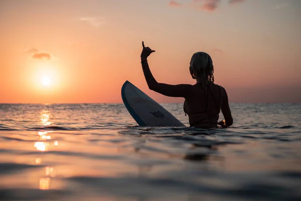 巴厘岛五彩缤纷的夕阳西下 在海面上漂泊着美丽身躯的冲浪女郎的水彩画 — 图库照片