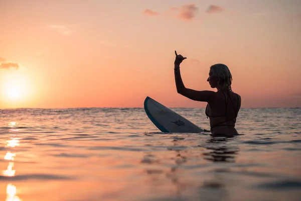 Portrait Aus Dem Wasser Von Surfermädchen Mit Wunderschönem Körper Auf — Stockfoto