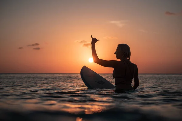 Portrait Water Surfer Girl Beautiful Body Surfboard Ocean Colourful Sunset — Stock Photo, Image
