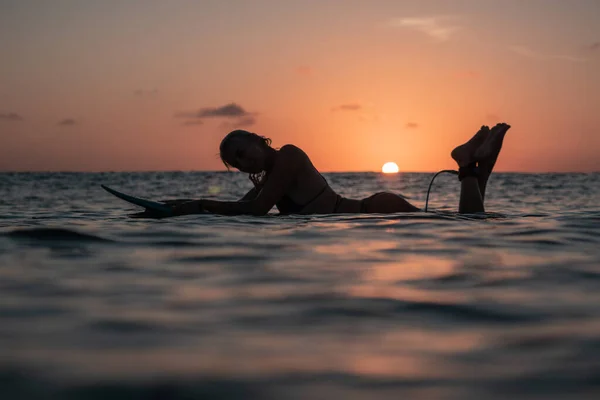 Retrato Água Menina Surfista Com Belo Corpo Prancha Surf Oceano — Fotografia de Stock