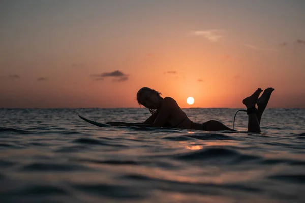 Portrait Water Surfer Girl Beautiful Body Surfboard Ocean Colourful Sunset — Stock Photo, Image