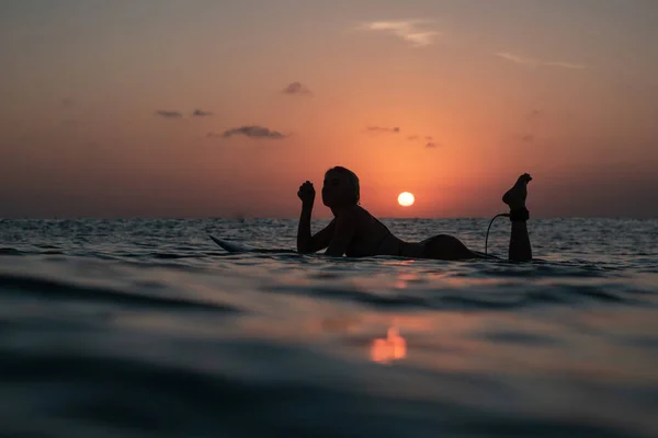 Ritratto Dall Acqua Della Ragazza Surfista Con Bel Corpo Tavola — Foto Stock