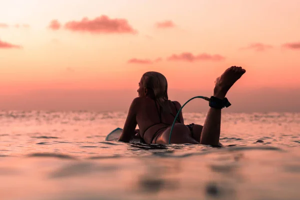 Retrato Água Menina Surfista Com Belo Corpo Prancha Surf Oceano — Fotografia de Stock