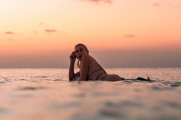 Retrato Água Menina Surfista Com Belo Corpo Prancha Surf Oceano — Fotografia de Stock