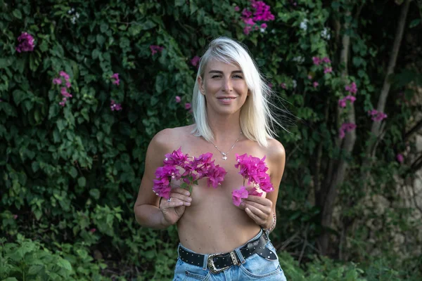 Porträtt Ung Blond Kvinna Med Rosa Blommor Täcka Bröst Och — Stockfoto