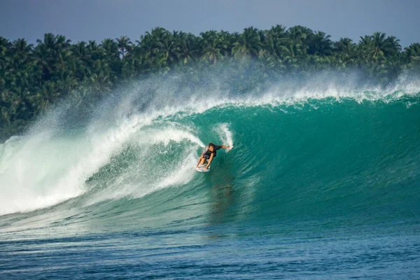 Surfer Doskonałej Niebieskiej Dużej Fali Rurki Pusty Line Idealny Surfowania — Zdjęcie stockowe