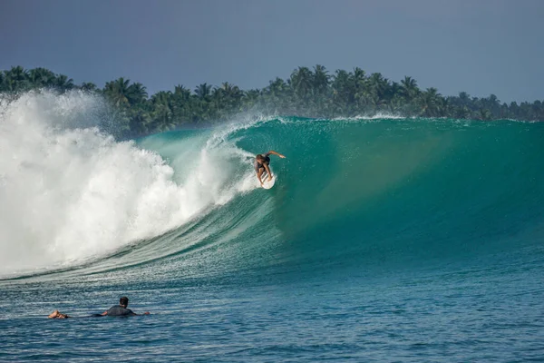 Surfer Doskonałej Niebieskiej Dużej Fali Rurki Pusty Line Idealny Surfowania — Zdjęcie stockowe