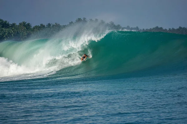 Surfista Sulla Perfetta Onda Blu Tubo Grande Linea Vuota Perfetto — Foto Stock