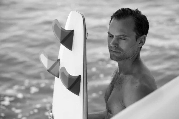 Retrato Hombre Guapo Sin Camisa Surfista Gafas Con Estilo Barco — Foto de Stock