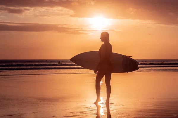 Porträt Eines Surfermädchens Mit Wunderschönem Körper Strand Mit Surfbrett Bei — Stockfoto