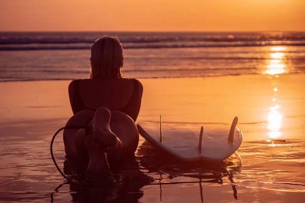 バリのカラフルな夕日の時間にサーフボードとビーチで美しい体を持つサーファーの女の子の肖像画 — ストック写真