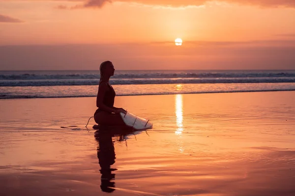 Πορτρέτο Του Surfer Κορίτσι Όμορφο Σώμα Στην Παραλία Ιστιοσανίδα Στο — Φωτογραφία Αρχείου