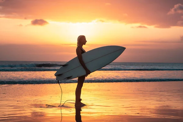 Porträt Eines Surfermädchens Mit Wunderschönem Körper Strand Mit Surfbrett Bei — Stockfoto