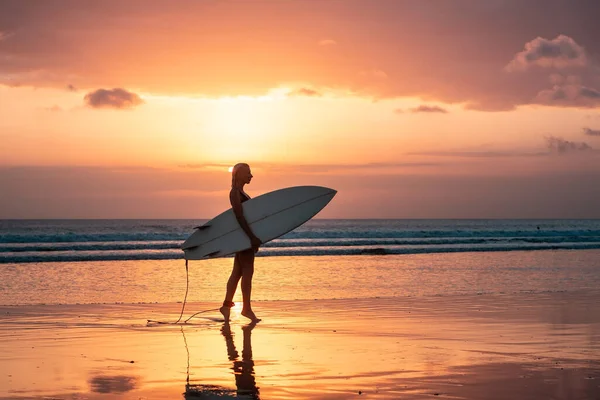 Πορτρέτο Του Surfer Κορίτσι Όμορφο Σώμα Στην Παραλία Ιστιοσανίδα Στο — Φωτογραφία Αρχείου