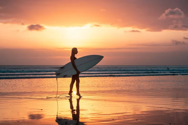 Porträt Eines Surfermädchens Mit Wunderschönem Körper Strand Mit Surfbrett Bei — Stockfoto