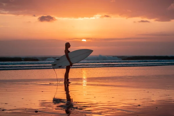 Retrato Chica Surfista Con Hermoso Cuerpo Playa Con Tabla Surf — Foto de Stock