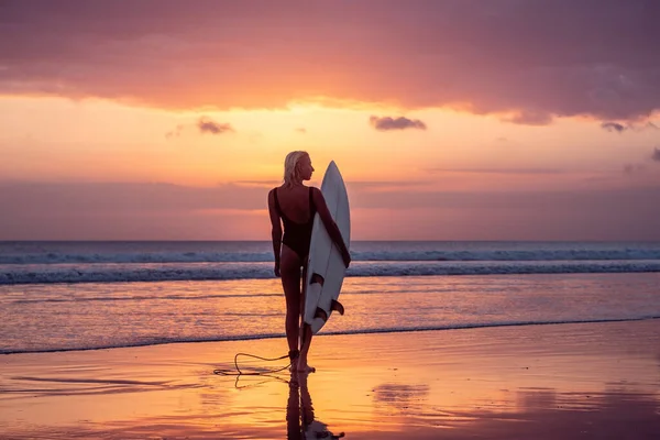 Porträt Eines Surfermädchens Mit Wunderschönem Körper Strand Mit Surfbrett Bei — Stockfoto