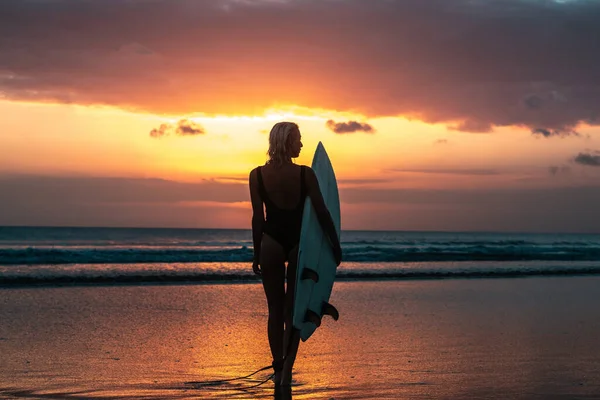 Retrato Chica Surfista Con Hermoso Cuerpo Playa Con Tabla Surf — Foto de Stock