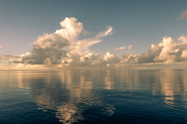 Coucher Soleil Coloré Dans Les Îles Tropicales Avec Ciel Bleu — Photo
