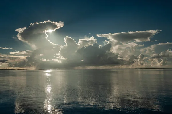 Färgglad Solnedgång Tropiska Öar Med Blå Himmel Orange Moln Och — Stockfoto