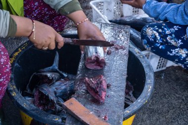 Bali 'deki balık pazarında kadın eli taze balık kesiyor.