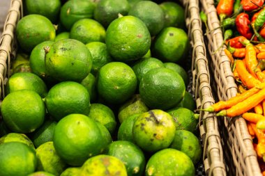 Süpermarkette yeşil limonlu sepet