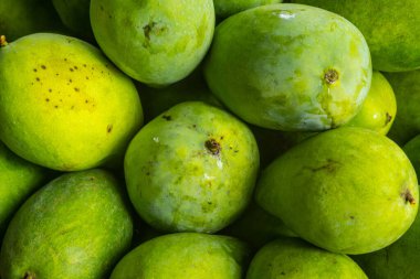 Süpermarkette taze yeşil tropikal mangolar