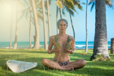 Bali sahilinde beyaz plastik tekne yakıt bidonu