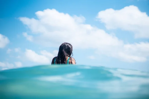 青い海に白い波板の上にサーファーの女の子の肖像写真バリの水から — ストック写真