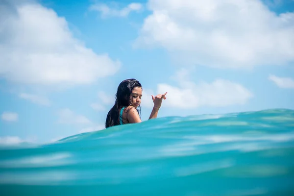 巴厘岛海面上蓝色海面上冲浪女孩的画像 照片来自于大海 — 图库照片
