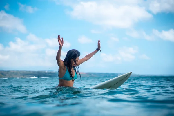 Porträt Eines Surfermädchens Auf Einem Weißen Surfbrett Blauen Ozean Aufgenommen — Stockfoto