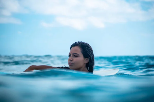 Portrét Surfařské Dívky Bílém Surfařském Prkně Modrém Oceánu Vyobrazený Vody — Stock fotografie