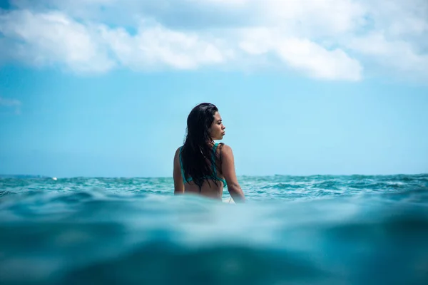 Retrato Surfista Menina Prancha Surf Branco Oceano Azul Retratado Partir — Fotografia de Stock