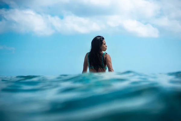 青い海に白い波板の上にサーファーの女の子の肖像写真バリの水から — ストック写真